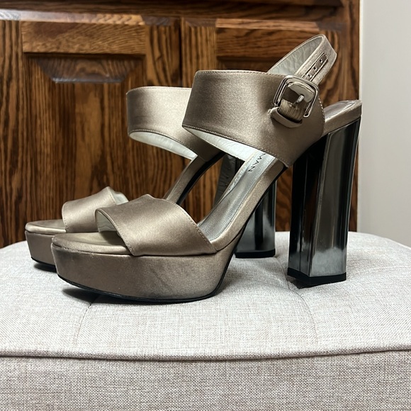 Stuart Weitzman block heels - Picture 2 of 7